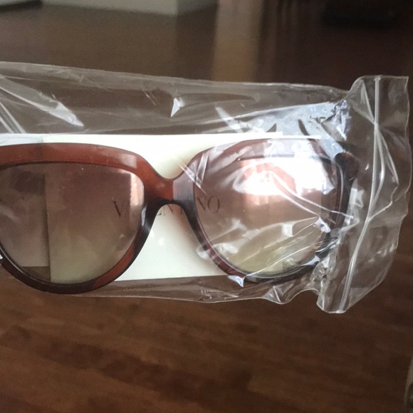 Valentino 57mm sunglasses - Picture 4 of 6